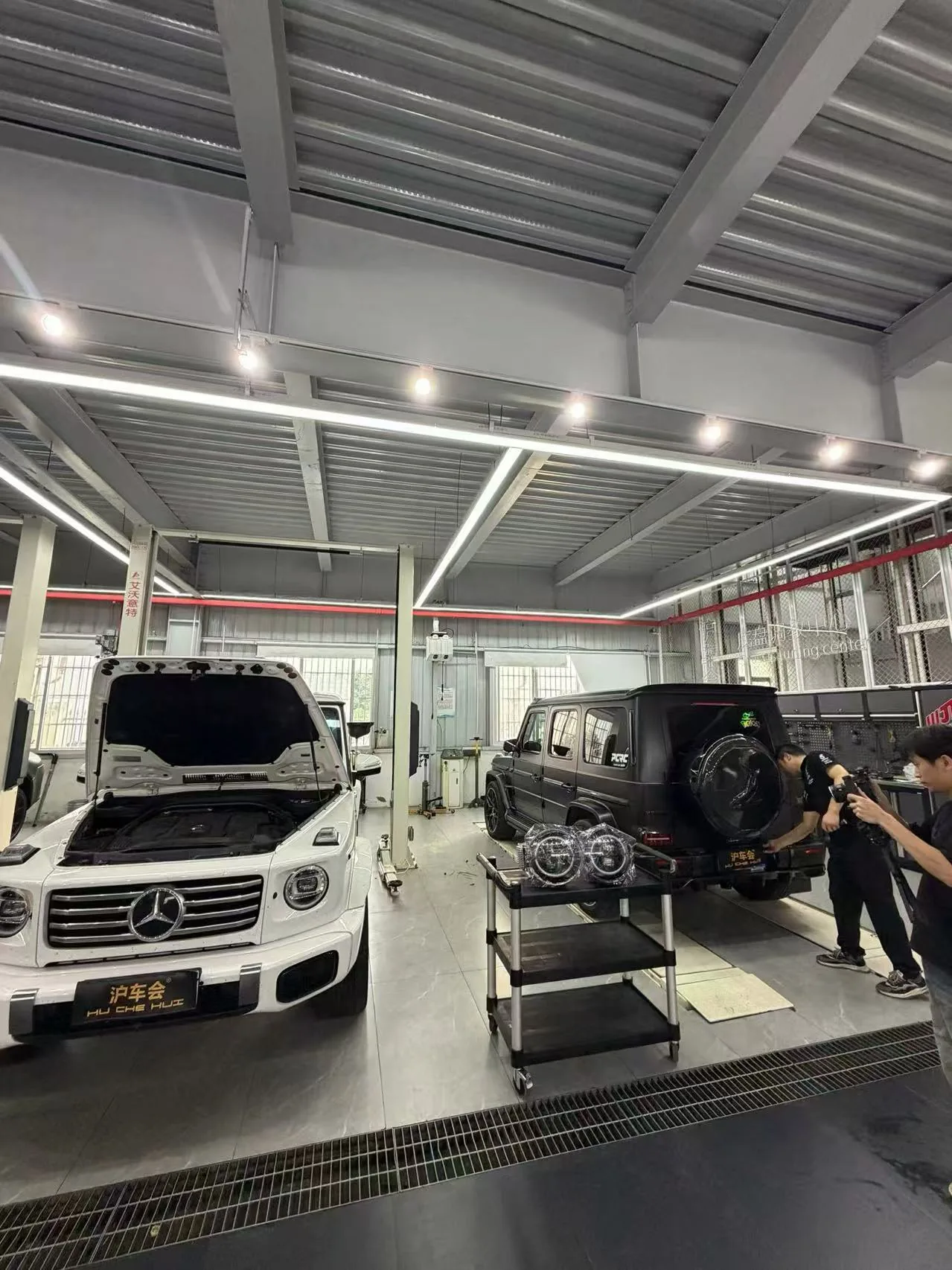 奔驰G级在沪车会车间升级流星雨大灯施工中